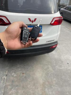 五菱宏光s3電瓶沒電了鑰匙怎么開門